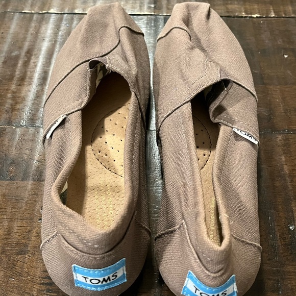 Toms - Picture 2 of 5